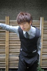 高清组图：陈柏霖东京街头拍写真秀型男本色