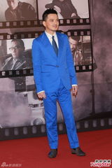 组图：黄耀明蓝色西装现身红毯 俏皮时尚