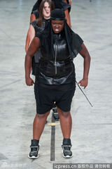 组图：巴黎时装周“女汉子”走秀颠覆T台