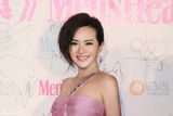 组图：女星孟茜出席活动 粉色长礼服美丽优雅