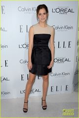 组图：艾玛-沃特森出席时尚典礼 挽起秀发知性妩媚