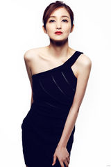 组图：陈一诺写真展魅惑  性感露肩增神秘