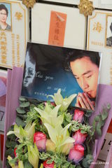 组图：张国荣九年死忌 日本歌迷带千羽鹤拜祭