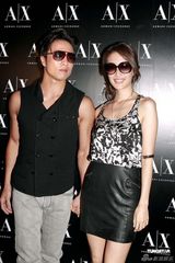 幻灯图：谢婷婷携男友亮相 亲密依偎显纤细娇柔