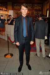 组图：休杰克曼挺《囚徒》首映 与杰克勾肩合照