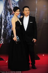 组图：钱嘉乐携爱妻现身 汤盈盈黑裙大气