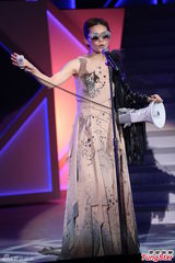 组图：周蕙首开个唱订制性感战衣玩变装秀