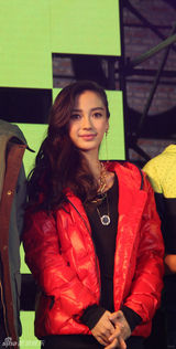 组图：彭于晏Angelababy青春亮相展活力运动风