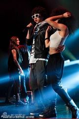 组图：赤西仁婚后复出洛杉矶开唱 拥辣妹性感热舞