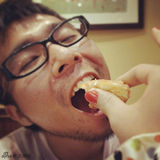 组图：网友示范没有女友怎么秀恩爱！