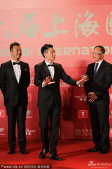 组图：《盲探》剧组走红毯 刘德华帅气现身