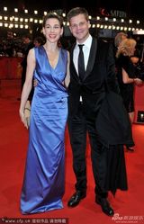 组图：克里斯蒂安妮-保罗紫色长裙亮相