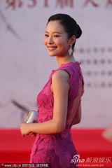 组图：江一燕亮相百花红毯 粉裙典雅秀美背