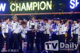 组图：EXO《冠军秀》夺冠 全员登台背带裤青葱