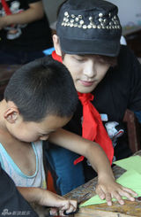 组图：付辛博李霄云探访贫困儿童