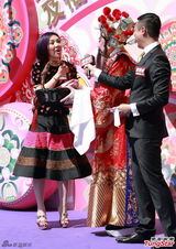 组图：杨千嬅亮相贺岁活动 桃花服饰优雅喜庆