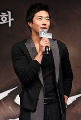 高清图：《到炮火中去》发布会 权相佑(权相宇)等出席