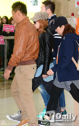 组图：裸照门Ailee回国 戴墨镜低调现身机场