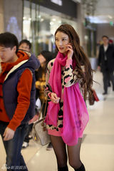 组图：李梓言圣诞街拍LOOK辫子头甜美围巾抢眼