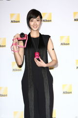 组图：桂纶镁暗示可能会隐婚 与男友平凡幸福