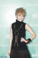 组图：容祖儿陈伟霆主持圣诞亮灯仪式