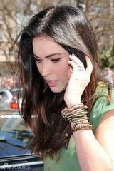 组图：梅根-福克斯享受婚姻生活 和老公热吻