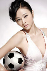 幻灯图：小斯琴高娃身姿玲珑化身足球宝贝