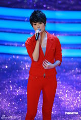 幻灯：香港金像奖现场 李宇春红衣深情献唱