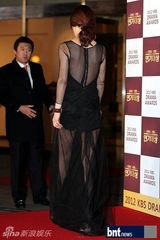 组图：文彩元朴信惠等盛装亮相演技大赏红毯