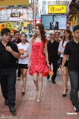 组图：香港名模林莉闹市代言 红裙卷发妩媚