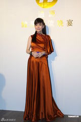 组图：周慧敏优雅亮相名流晚宴 穿长裙隐约秀美腿