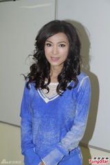 组图：米雪受访赞邵逸夫随和 探班现场常聊天