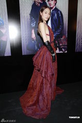 组图：林莉压轴走秀真空上阵 示范苗族服饰