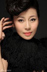 组图：张雅萌春日写真 诠释轻熟女韵味