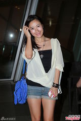 组图：乐易玲开生日派对 TVB花旦小生齐到贺