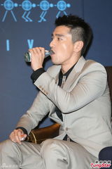 组图：赵薇宽松装扮携赵又廷亮相台湾