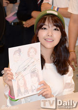 组图：韩团GirlsDay亮相签名会 休闲似邻家妹