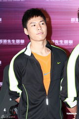 组图：2011香港先生开始报名 司仪吕慧仪亲近男色