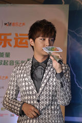 组图：魏晨炎亚纶M.I.C男团魅力引爆TOP舞台