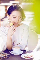 组图：石天琦午后漫步写真 散发迷人气质