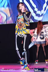 组图：韩女团2NE1出演节目《热情乐书》