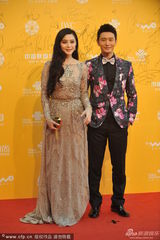 组图：《白发魔女》剧组亮相 黄晓明花西服帅气