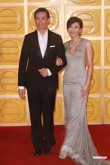 组图：杨怡身着银色长裙携手陈豪走红毯 