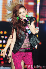 组图：2NE1SHINee精彩表演犹如club热辣气势