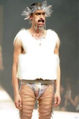 组图：英国时装秀现奇葩造型 网友惊呼毁三观