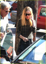 组图：凯特波茨沃斯与老爸外出秀美腿 亲密拥抱