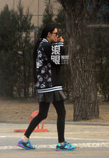 独家：张馨予潮装回京返李晨公寓 亲自搬卸行李