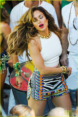 组图：詹妮弗-洛佩兹拍MV 狂舞自嗨表情销魂