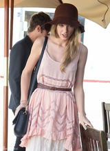 高清图：泰勒-斯威夫特街拍 粉色上衣搭蕾丝裙