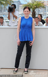 幻灯：《弗兰肯斯坦计划》发布会 导演亲吻女星玉手